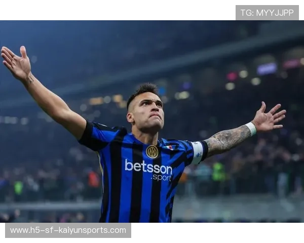 劳塔罗禁区内接应巴雷拉斜传,侧身凌空抽射破门助国际米兰锁定胜局 劳塔罗禁区内接应巴雷拉斜传,侧身凌空抽射破门助国际米兰锁定胜局